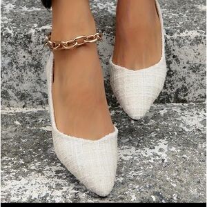 Like new pointy toe cream colored flats